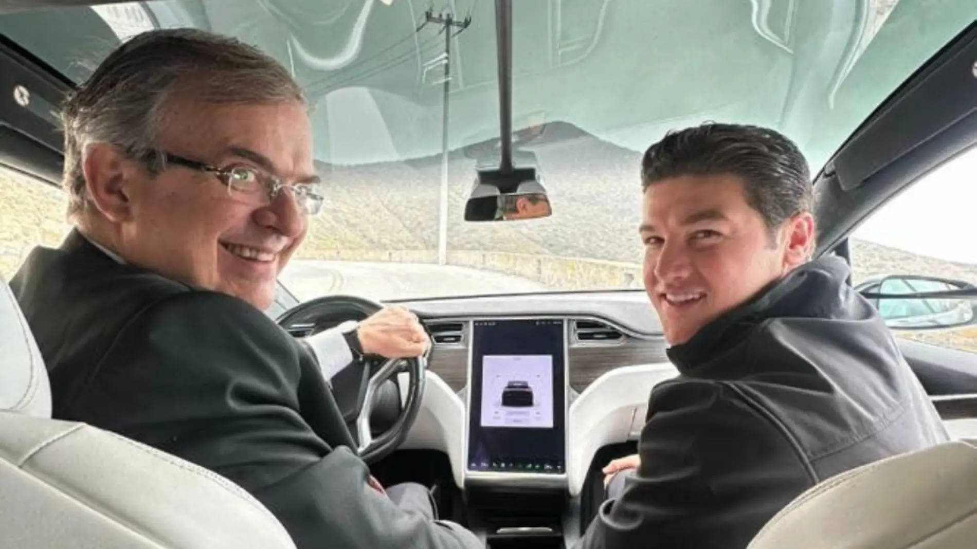 Ebrard visita terreno de Tesla  2